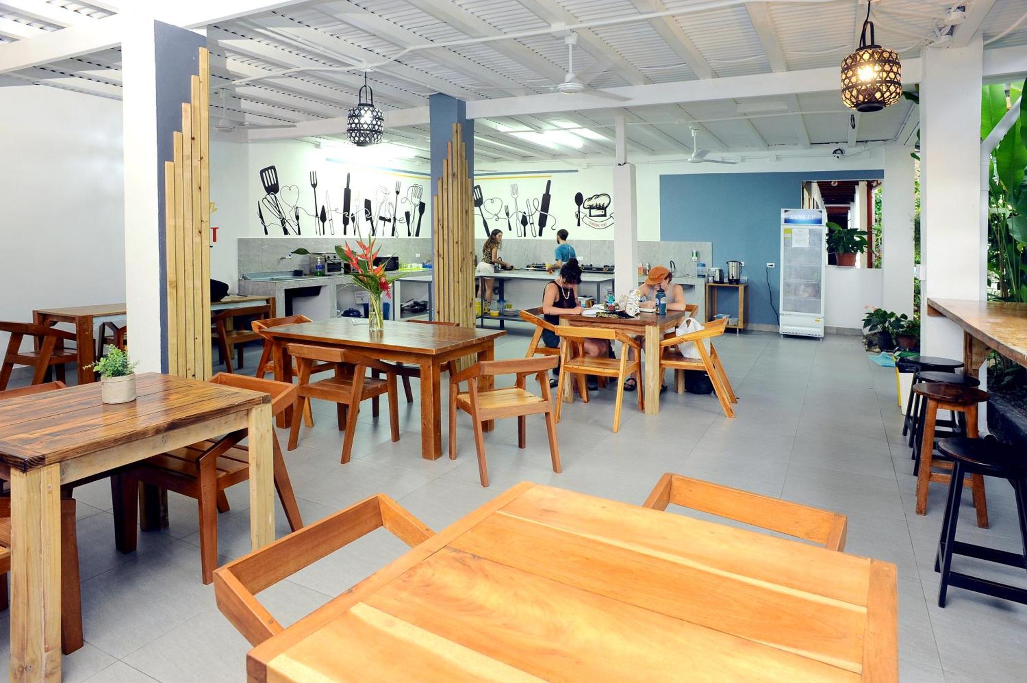 Private Fully Furnished Home At Wide Mouth Frog Hostel Quepos Esterno foto