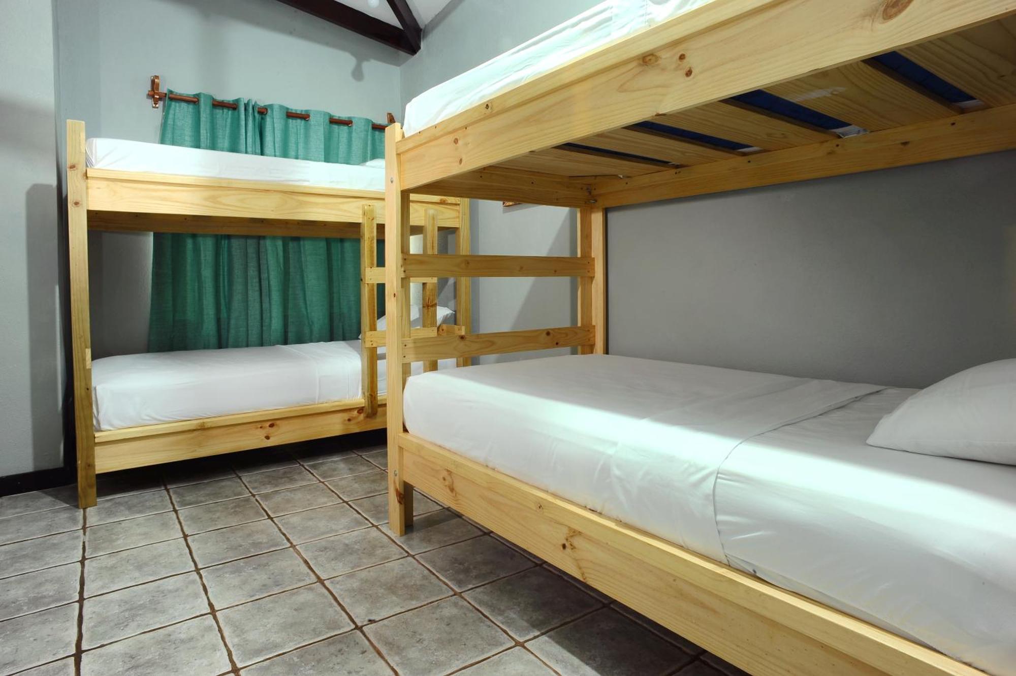 Private Fully Furnished Home At Wide Mouth Frog Hostel Quepos Esterno foto