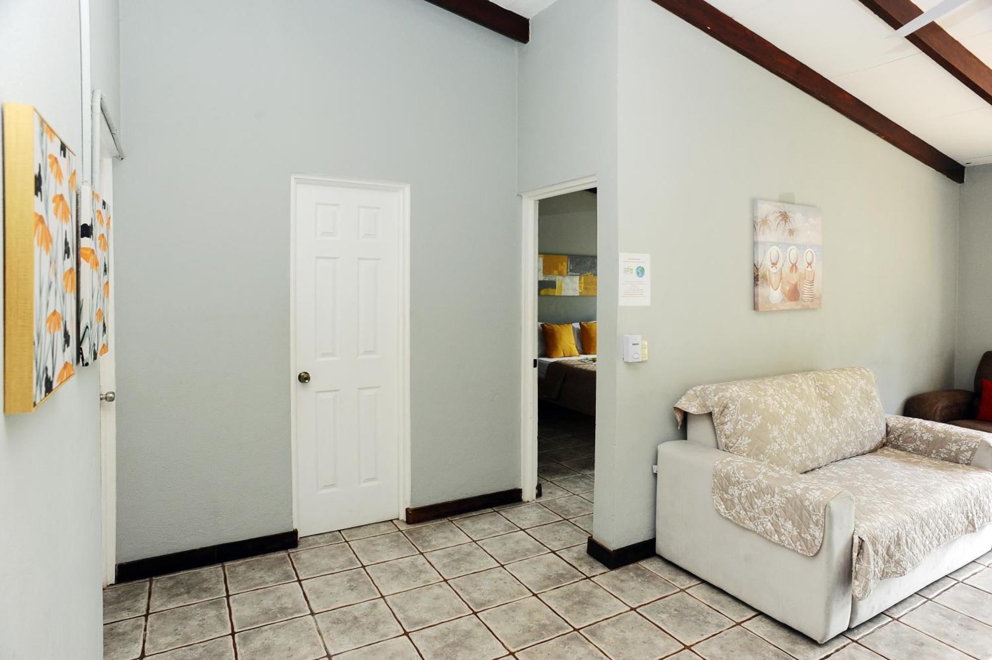 Private Fully Furnished Home At Wide Mouth Frog Hostel Quepos Esterno foto