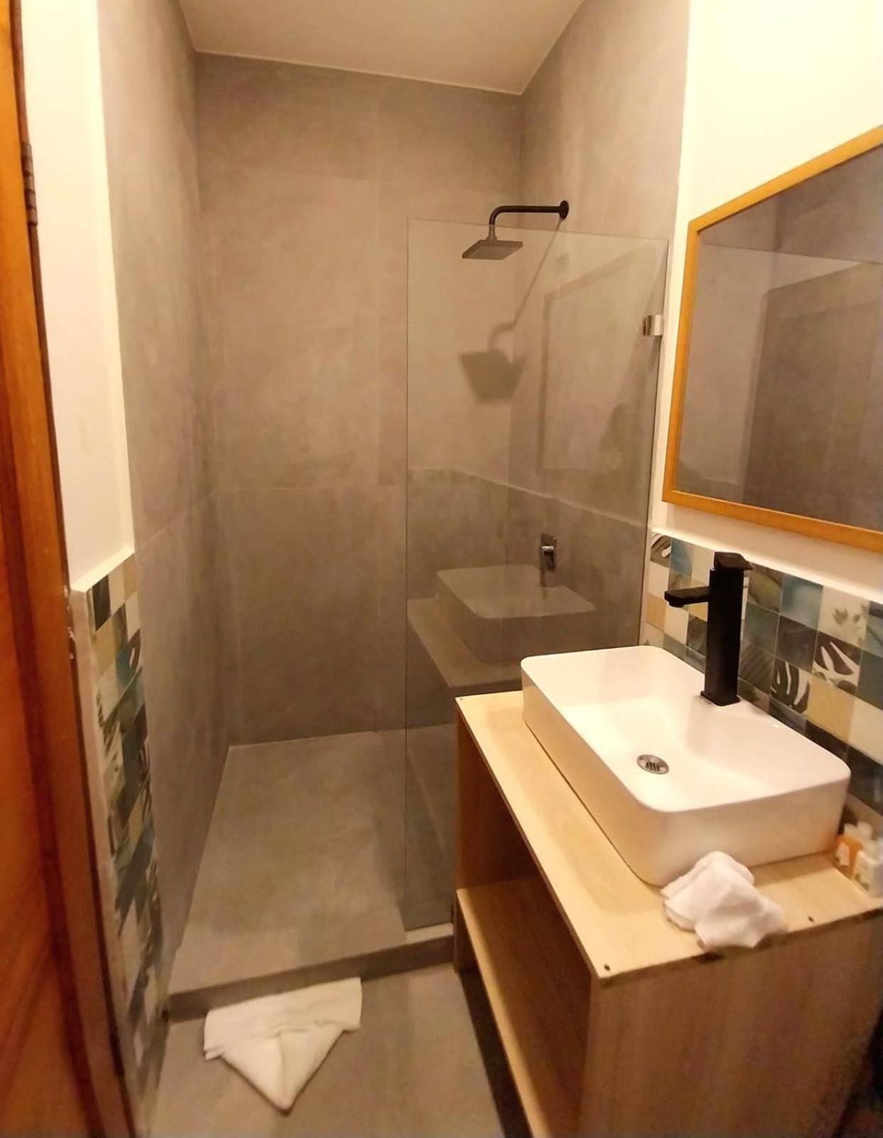 Private Fully Furnished Home At Wide Mouth Frog Hostel Quepos Esterno foto