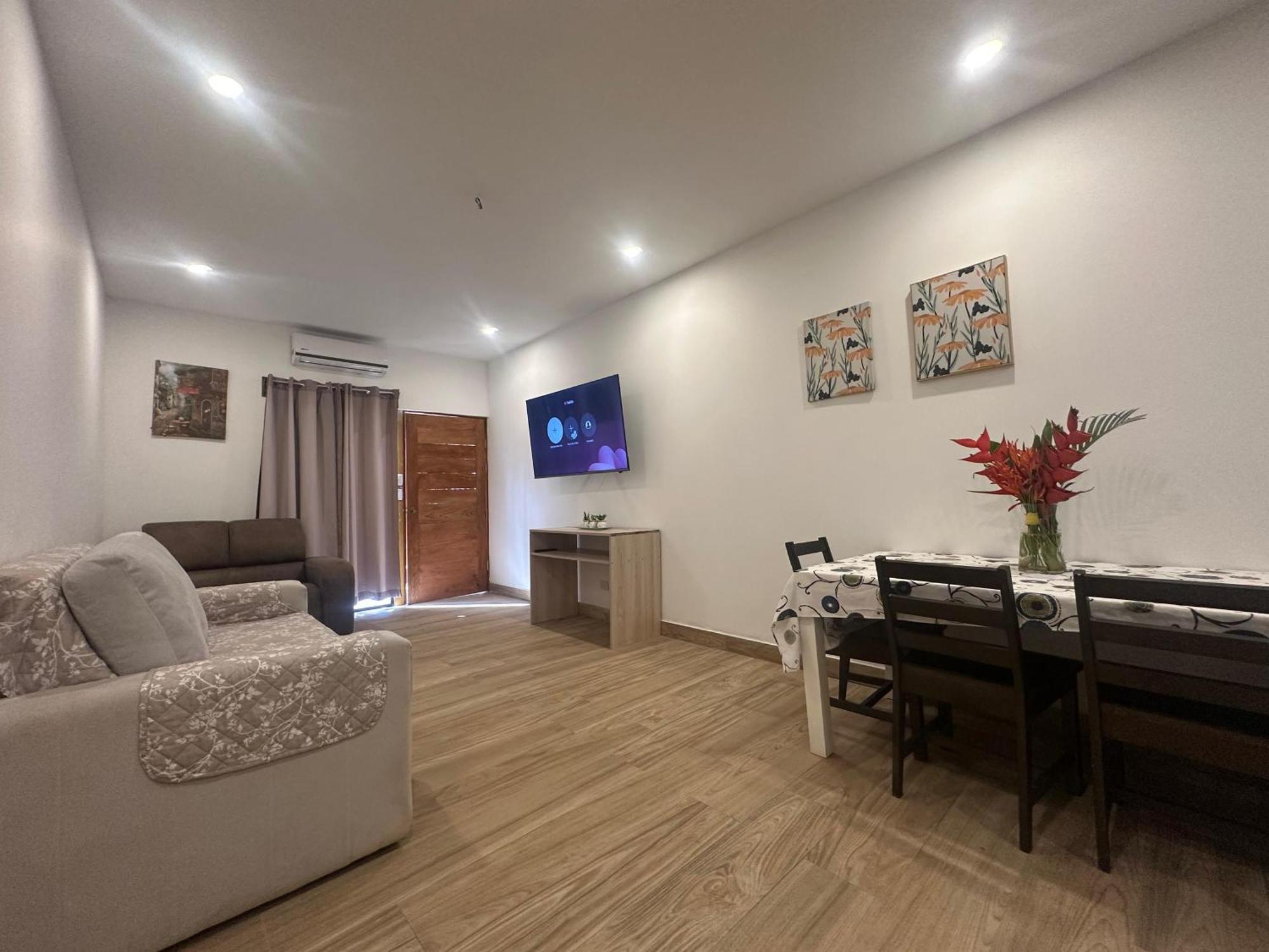 Private Fully Furnished Home At Wide Mouth Frog Hostel Quepos Esterno foto